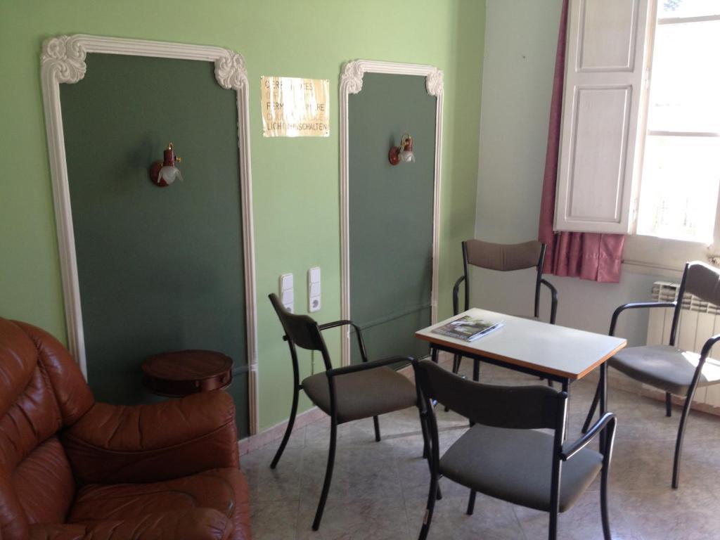 Hostal Porta de Ferro Sant Boi de Llobregat Exterior foto