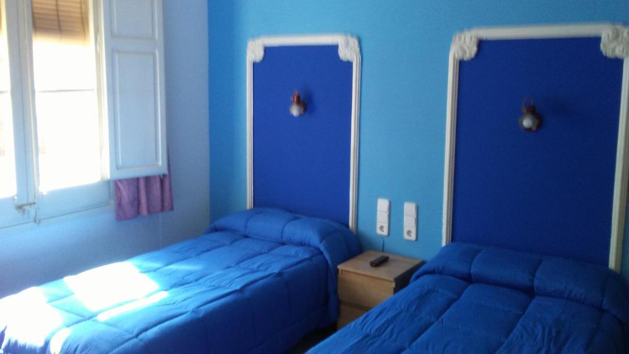 Hostal Porta de Ferro Sant Boi de Llobregat Exterior foto