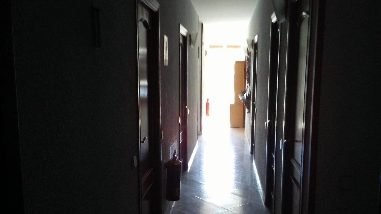 Hostal Porta de Ferro Sant Boi de Llobregat Exterior foto