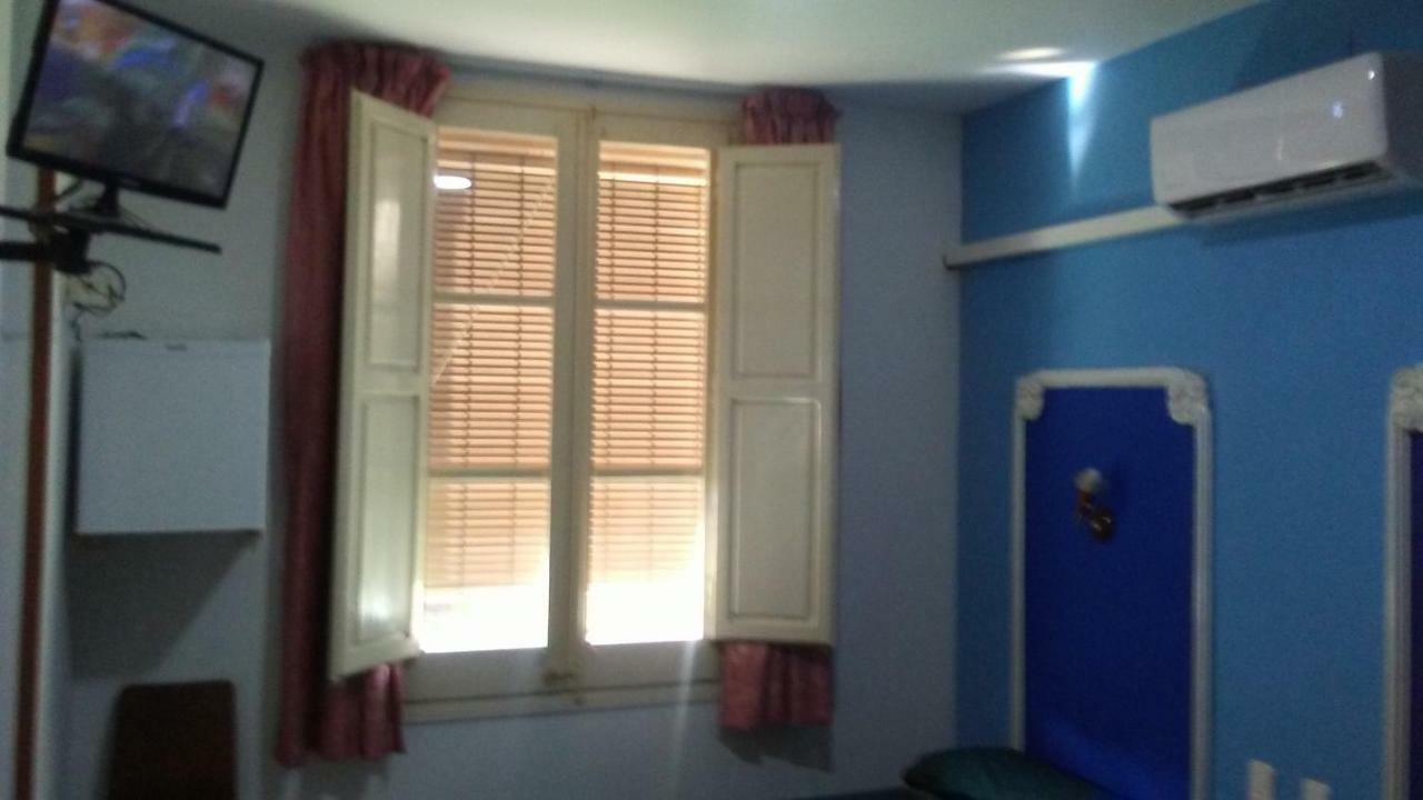 Hostal Porta de Ferro Sant Boi de Llobregat Exterior foto